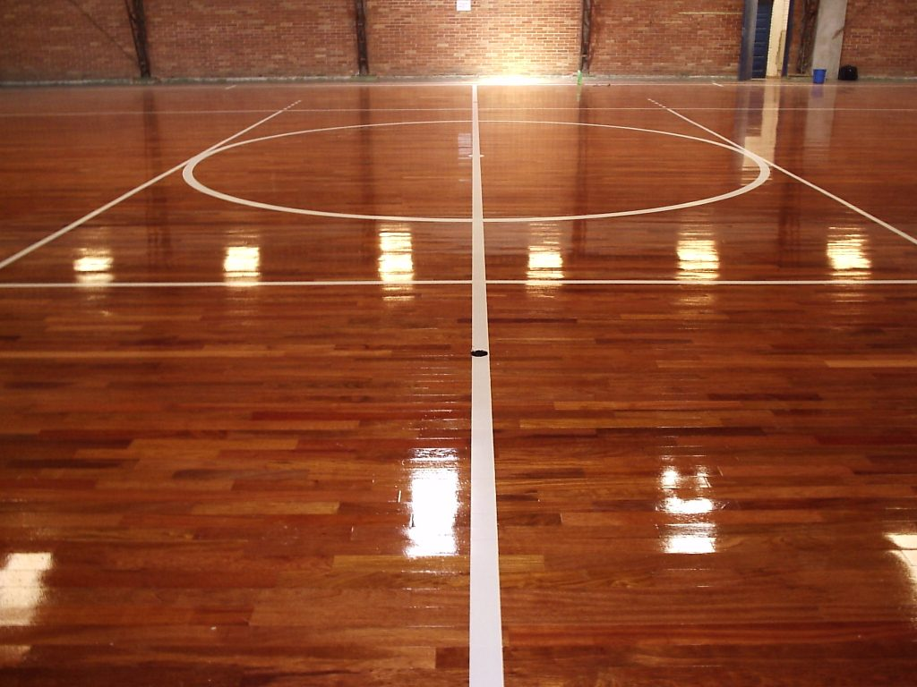 Lixação e restauração de quadra esportiva de madeira em Santa Catarina